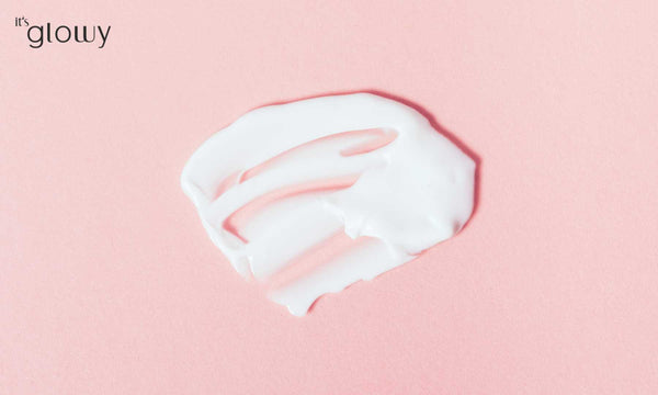 Bild von Frau verwendet Hautcreme für Blogbeitrag Welche Feuchtigkeitscreme passt zu meinem Hauttyp