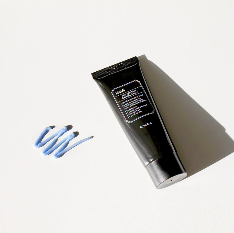 Bild von dear Klairs Midnight Blue Calming Creme Tube und Blaue Creme auf weissem Hintergrund