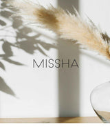 MISSHA Logo mit Vase und Pampas Gras